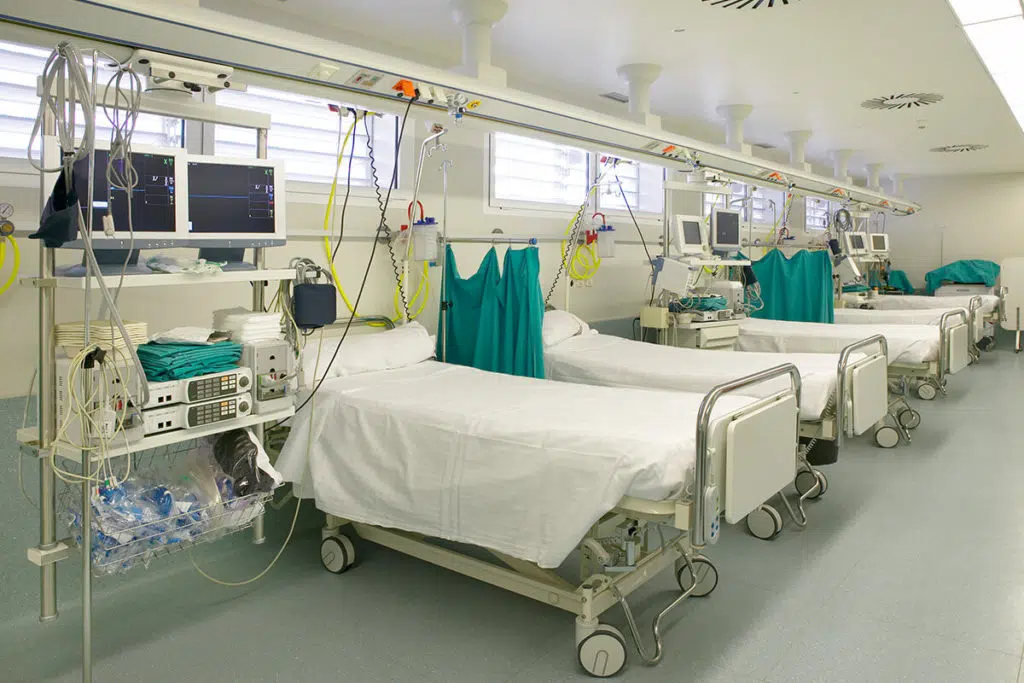 choosing-the-right-hospital-beds_ICU-bed